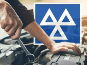 Nechanic performing a MOT Test